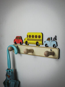 Kolorowy wieszak - auta