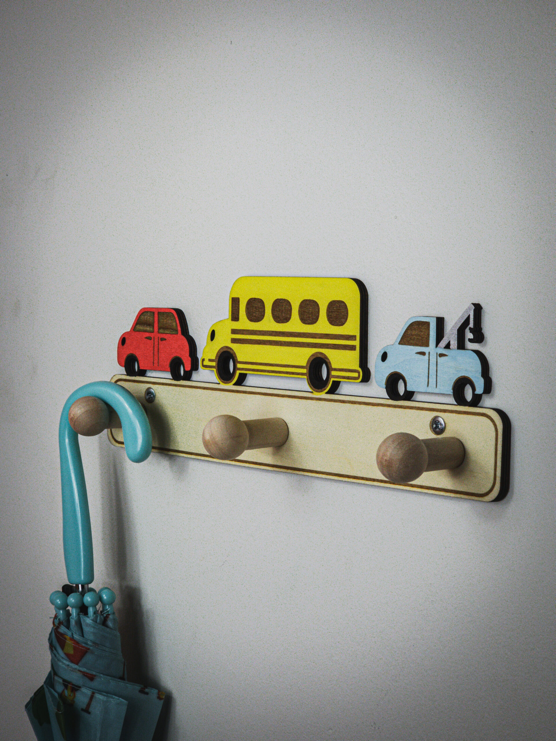 Kolorowy wieszak - auta