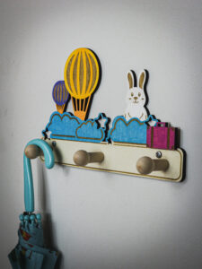 Kolorowy wieszak - z głową w chmurach