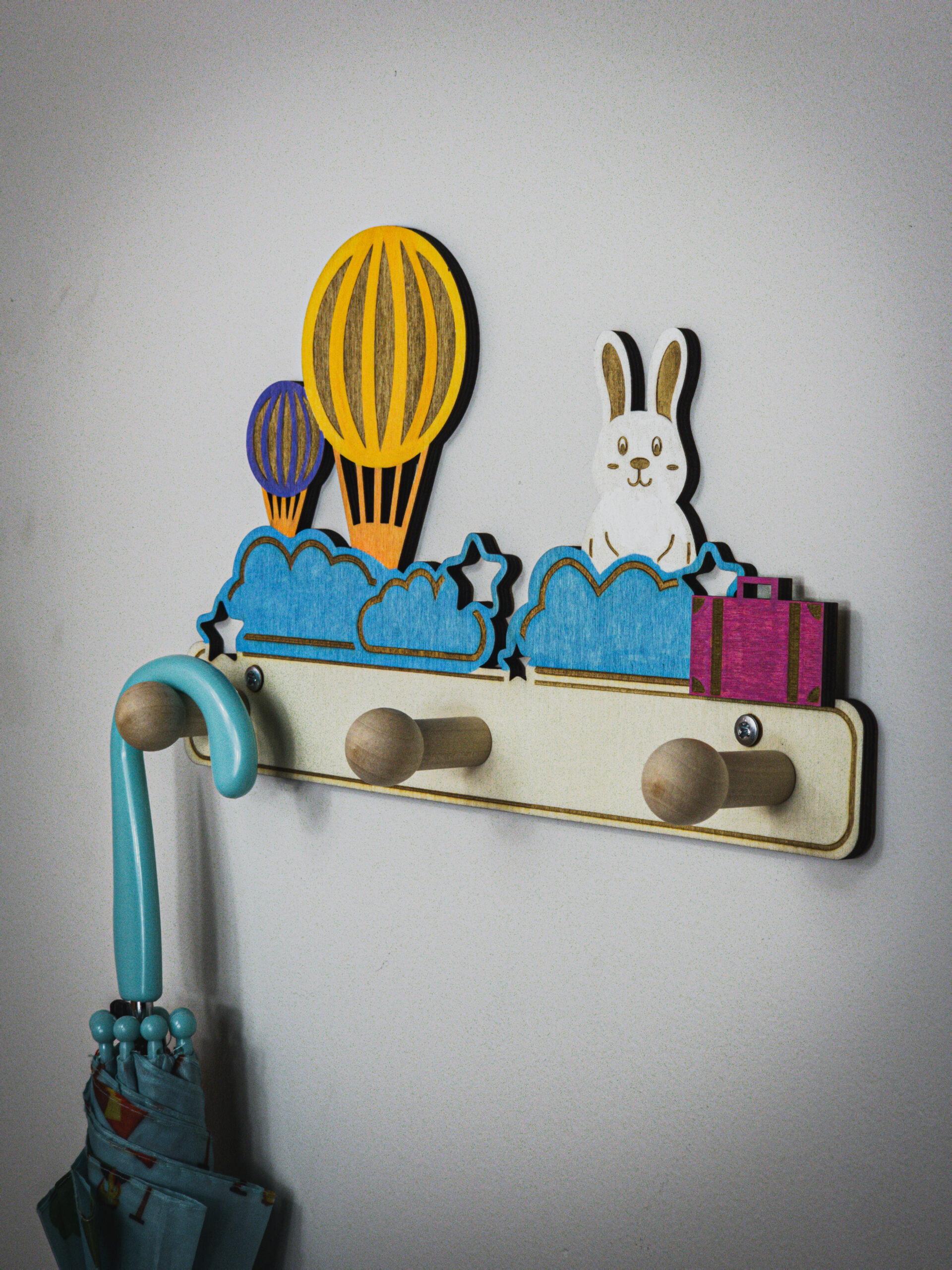 Kolorowy wieszak - z głową w chmurach