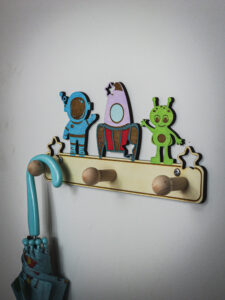 Kolorowy wieszak - kosmiczna podróż