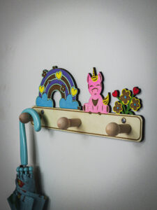 Kolorowy wieszak - kraina jednorożców