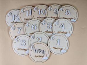 Tabliczki do zdjęć z miesiącami prezent na pierwszy rok życia dziecka - księżyc z chmurką