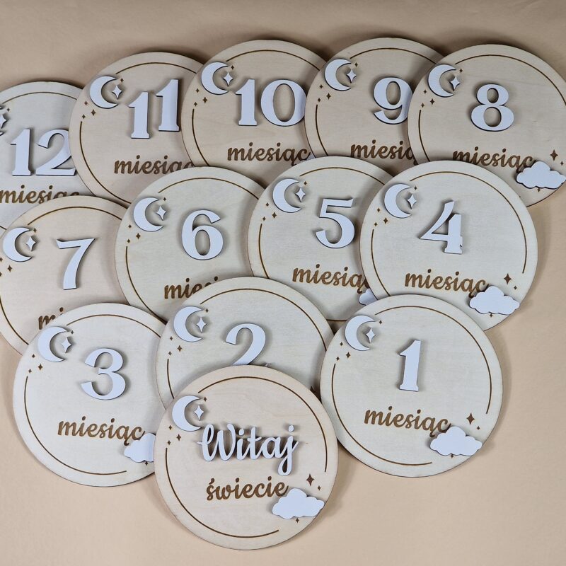 Tabliczki do zdjęć z miesiącami prezent na pierwszy rok życia dziecka - księżyc z chmurką