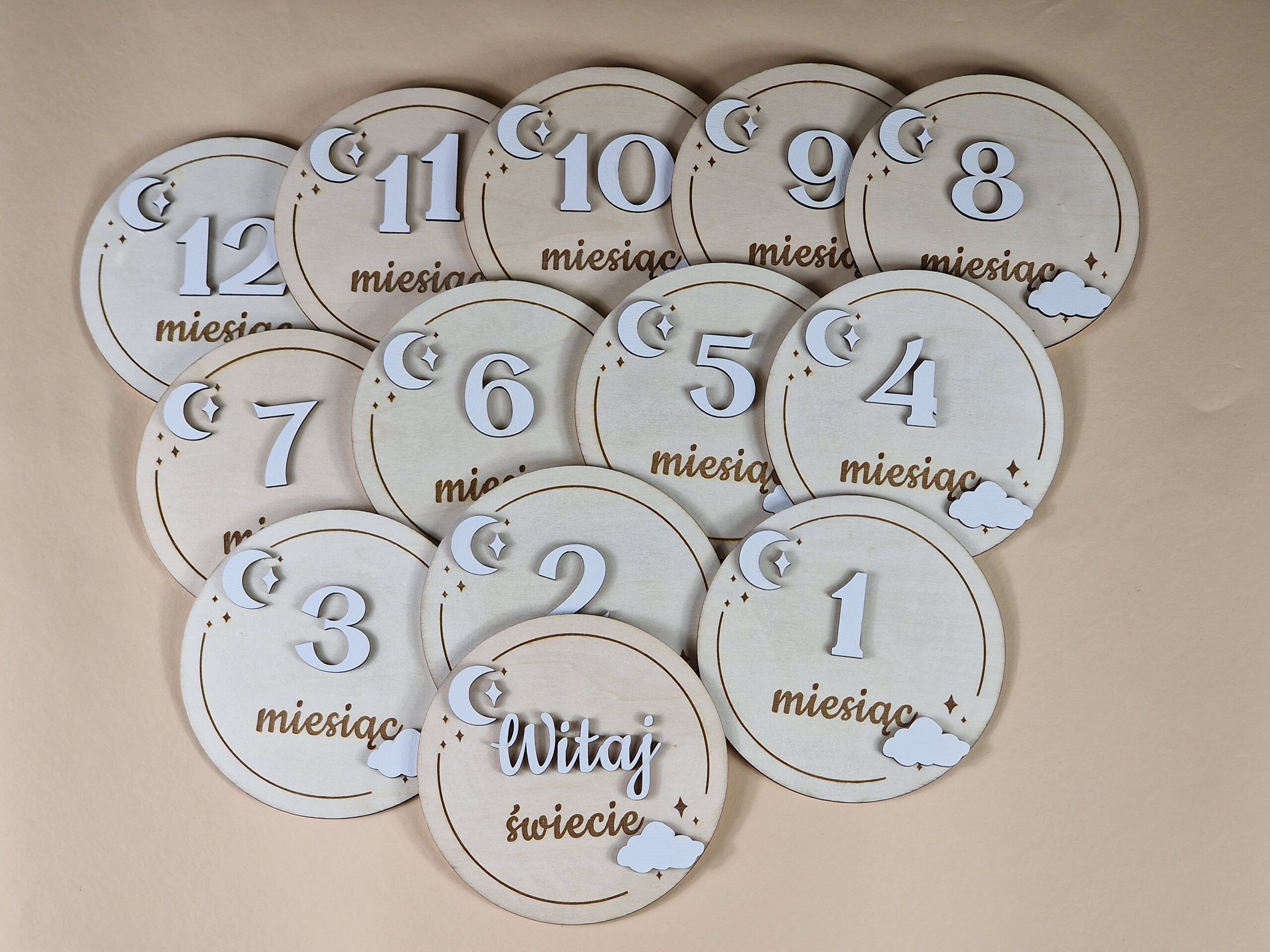 Tabliczki do zdjęć z miesiącami prezent na pierwszy rok życia dziecka - księżyc z chmurką