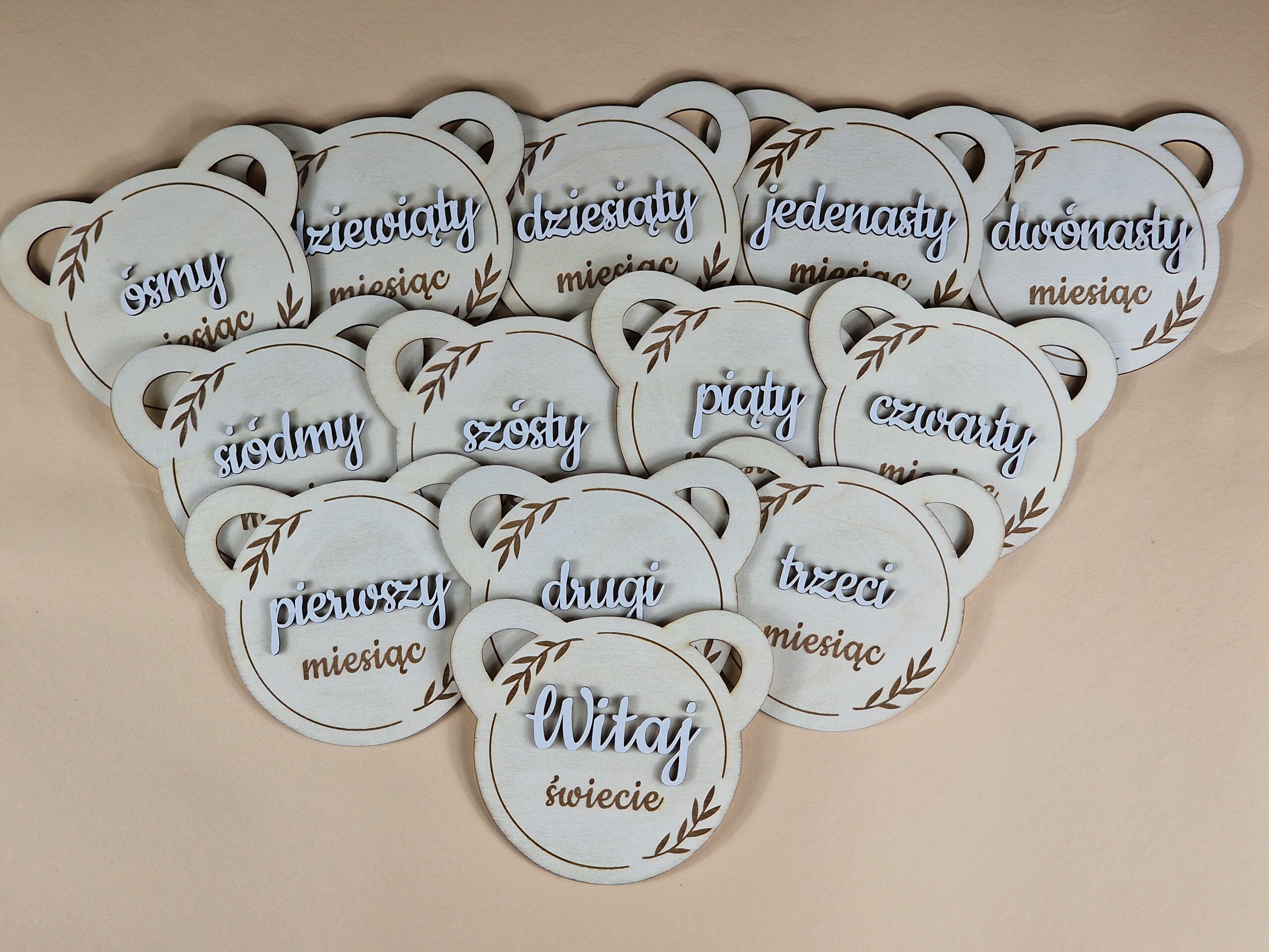 Tabliczki do zdjęć z miesiącami prezent na pierwszy rok życia dziecka - miś