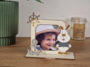 Wyjątkowa ramka na zdjęcia królik marynarz – ręcznie wykonana pamiątka na całe życie