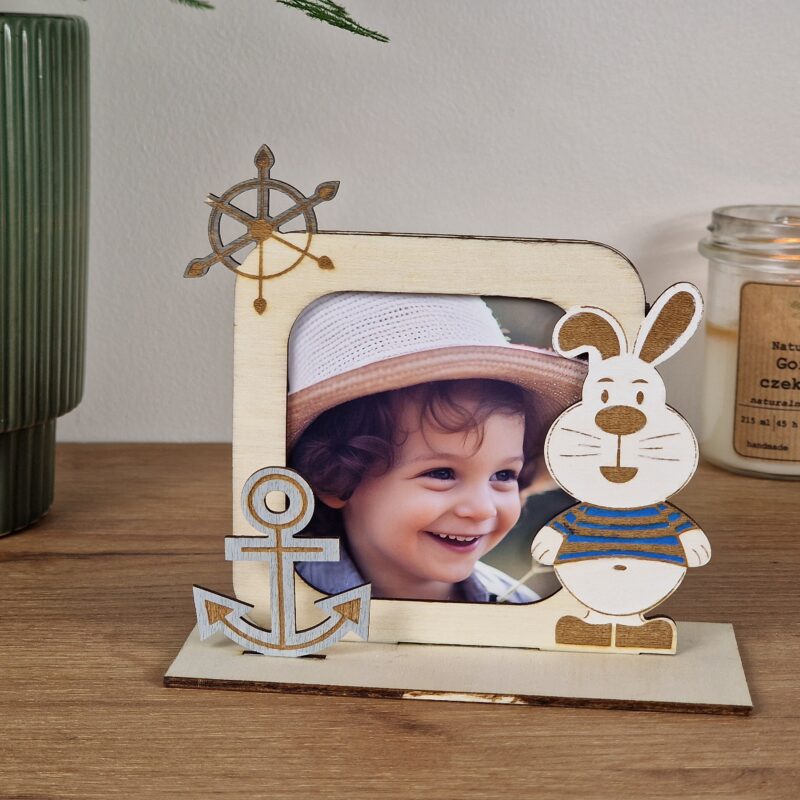 Wyjątkowa ramka na zdjęcia królik marynarz – ręcznie wykonana pamiątka na całe życie